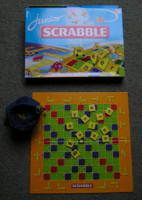 Scrabble Junior Scrabble Junior heeft een dubbelzijdige bord, Hobby en Vrije tijd, Gezelschapsspellen | Bordspellen, Gebruikt