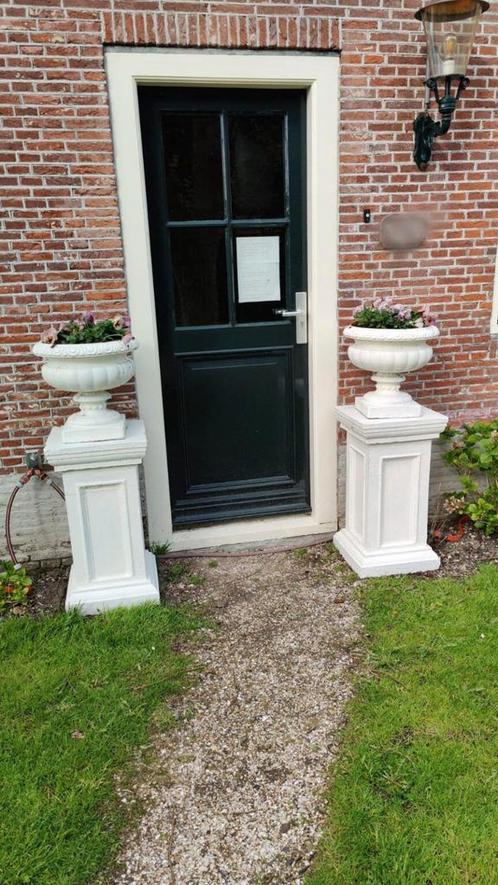 Unieke sierlijke Griekse betonnen vazen op betonnen zuilen, Tuin en Terras, Bloembakken en Plantenbakken, Nieuw, Beton, Binnen