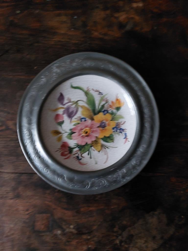 Porseleinen bord basano diam 26.cm met tinnen rand, Ophalen