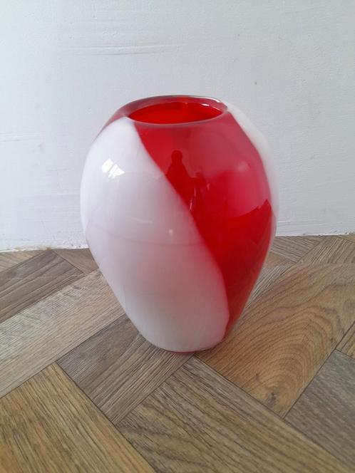 Vintage rode witte glazen vaas, Huis en Inrichting, Woonaccessoires | Vazen, Zo goed als nieuw, Rood, Minder dan 50 cm, Glas, Ophalen of Verzenden
