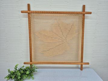 Vintage gehaakte raamdecoratie/wanddecoratie blad. beschikbaar voor biedingen
