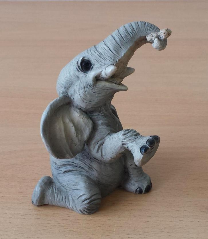 Beeld Vrolijk Olifantje met Nootje - Castagna - 1999, Verzamelen, Beelden en Beeldjes, Zo goed als nieuw, Dier, Ophalen of Verzenden