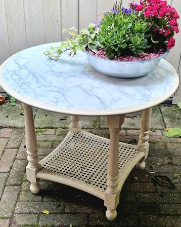 salontafel brocante, landelijk gezellig.
massief hout gratis beschikbaar voor biedingen