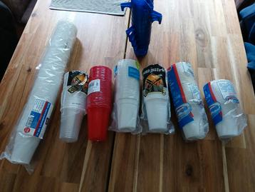 Verschillende plastic bekers en 11 houders beschikbaar voor biedingen