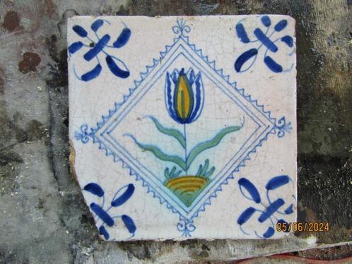 een 17e eeuwse tegel met een tulp, Antiek en Kunst, Antiek | Wandborden en Tegels, Ophalen of Verzenden