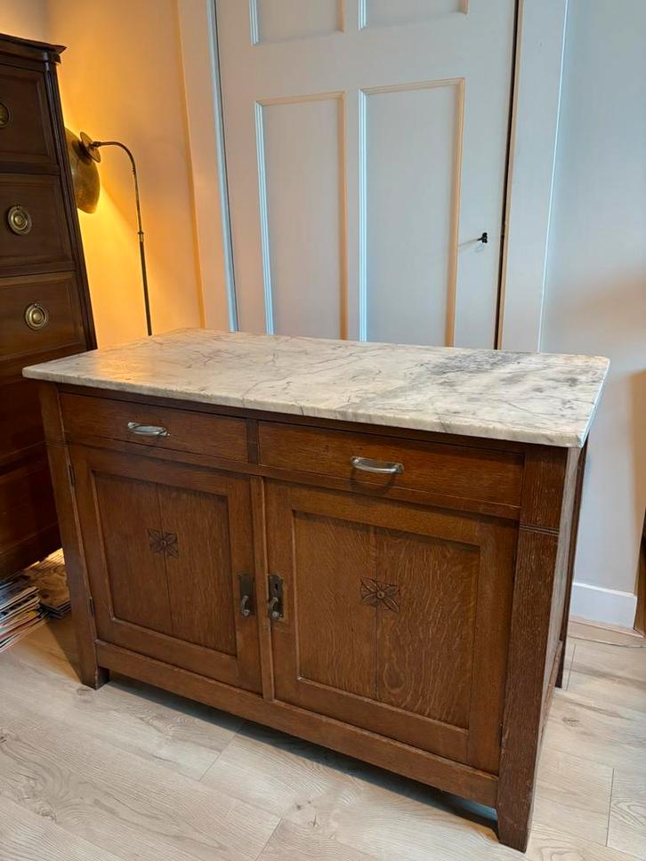 Vintage dressoir met marmeren blad, Huis en Inrichting, Kasten | Dressoirs, Gebruikt, 100 tot 150 cm, 50 tot 75 cm, Met plank(en)