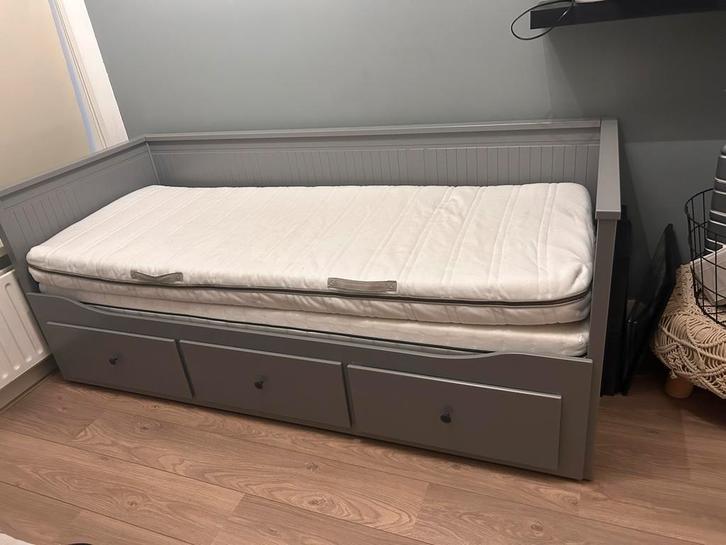 Hemnes bed Ikea Uitschuifbaar bed met 2 matrassen, Huis en Inrichting, Slaapkamer | Bedden, Gebruikt, Eenpersoons, 90 cm, 200 cm