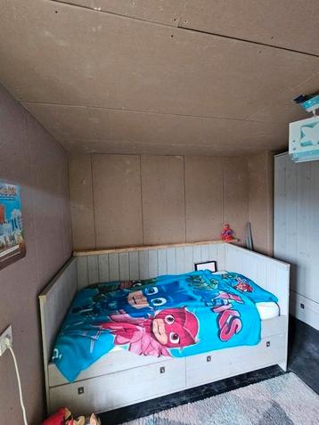 Slaapkamer bestaande uit kajuitbed en kleding kast beschikbaar voor biedingen
