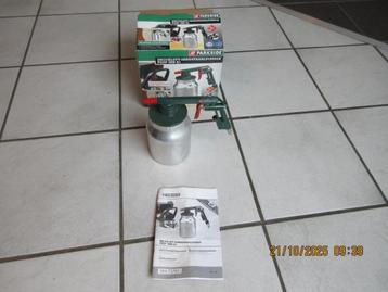 Zandstraalpistool met onderbeker en grit. beschikbaar voor biedingen