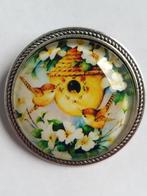 Zilverkleurige broche met gele vogels vogeltjes, Overige materialen, Minder dan 4 cm, Nieuw, Ophalen of Verzenden