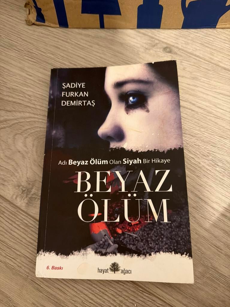 Turks boek - Beyaz Ölüm Olan Siyah Bir Hikaye, Ophalen of Verzenden, Gelezen, Wereld overig