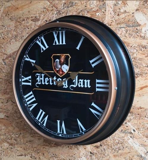 Robuuste HERTOG JAN wandklok met metalen rand, Huis en Inrichting, Woonaccessoires | Klokken, Nieuw, Ophalen of Verzenden