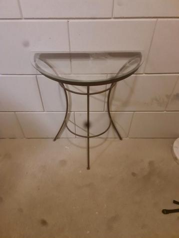 Glazen wandtafel met metalen frame beschikbaar voor biedingen