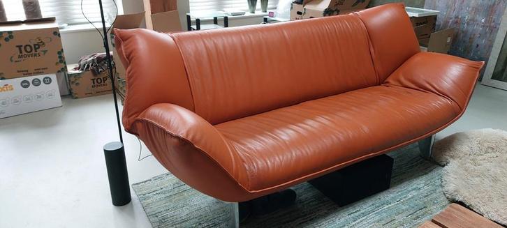 lederen Leolux Tango 2,5 zits kleur Apricot  in goede staat, Huis en Inrichting, Banken | Bankstellen, Gebruikt, Rechte bank, Tweepersoons