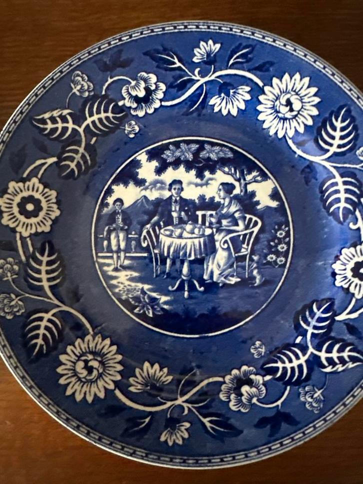 Twee Antieke Maastricht Borden "The Tea Drinker", Antiek en Kunst, Antiek | Keramiek en Aardewerk, Ophalen