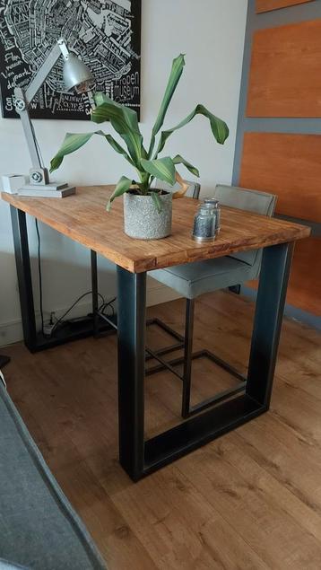 Tafel / Statafel / Bartafel met 2 krukken beschikbaar voor biedingen