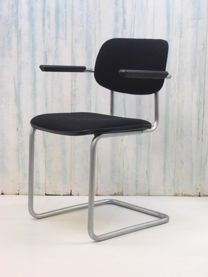 Gispen 1125 buisframe sledestoel, Huis en Inrichting, Stoelen, Gebruikt, Vijf, Zes of meer stoelen, Kunststof, Metaal, Stof, Rood