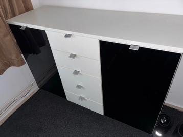 Mooie Dressoir met Lades en Deuren beschikbaar voor biedingen