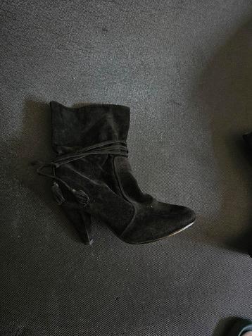 Zwarte enkellaarsjes maat 39 beschikbaar voor biedingen