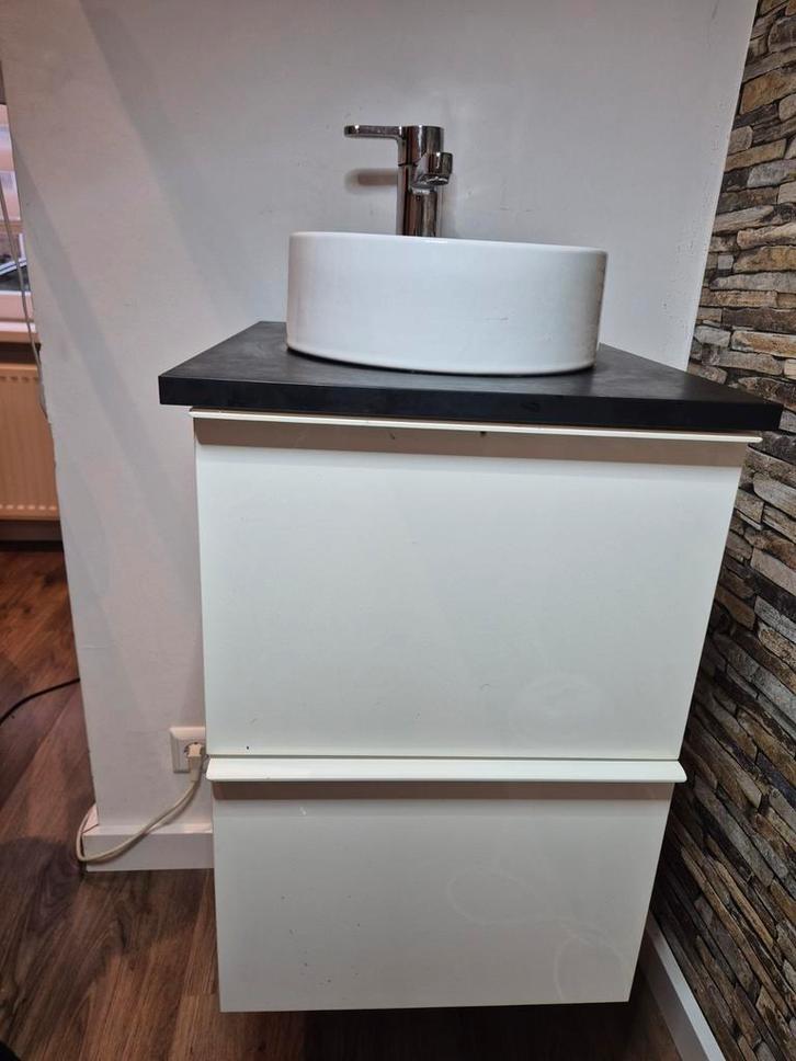 IKEA badkamer-/salonmeubel met waskom en kraan – wit/zwart, Huis en Inrichting, Badkamer | Badkamermeubels, Gebruikt, Minder dan 100 cm