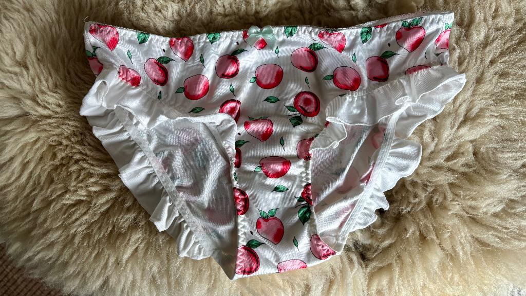 Fluffy satijnen slipje met roezels - M/L, Verzenden, Wit, Slip