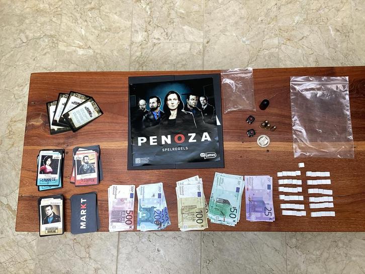 Penoza Bordspel - Speel het misdaadspel!, Hobby en Vrije tijd, Gezelschapsspellen | Bordspellen, Zo goed als nieuw, Drie of vier spelers