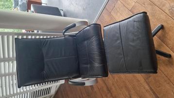  fauteuil  relax stoel met 1 krukje zwart leer beschikbaar voor biedingen