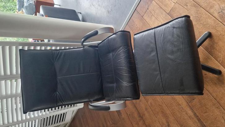 fauteuil  relax stoel met 1 krukje zwart leer, Huis en Inrichting, Fauteuils, Zo goed als nieuw, Leer, 50 tot 75 cm, Ophalen