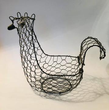 Eiermandje in de vorm van een kip, van kippengaas beschikbaar voor biedingen