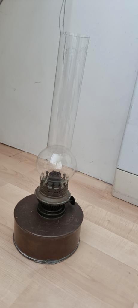 Antieke Petroleumlamp met Glazen Kap, Antiek en Kunst, Antiek | Lampen, Ophalen of Verzenden