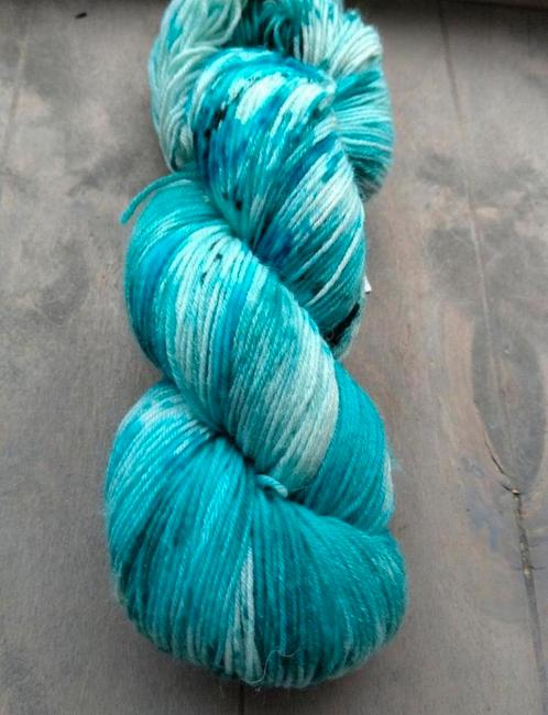 handgeverfde sokkenwol groenblauw spikkels, Hobby en Vrije tijd, Breien en Haken, Nieuw, Breien of Haken, Wol of Garen, Ophalen of Verzenden