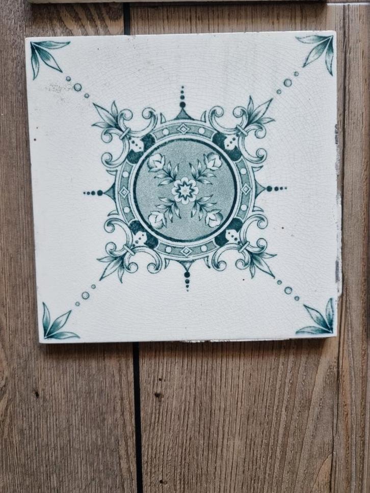 24 antieke tegels met groen / blauw bloemmotief, Antiek en Kunst, Antiek | Wandborden en Tegels, Ophalen of Verzenden