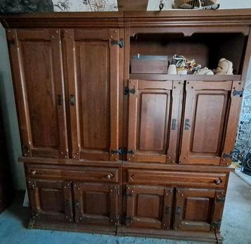 Bijna gratis wandkast, massief eiken deurtjes. Ophalen  beschikbaar voor biedingen