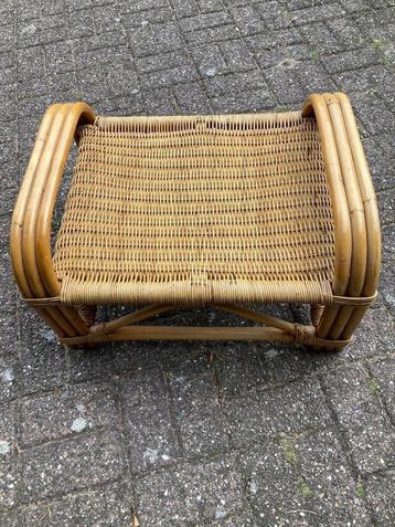 Krukje voetenbankje beschikbaar voor biedingen