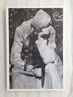 Slapende kat op schoot bij standbeeld van rustende man, Ophalen of Verzenden, 1980 tot heden, Ongelopen, Hond of Kat