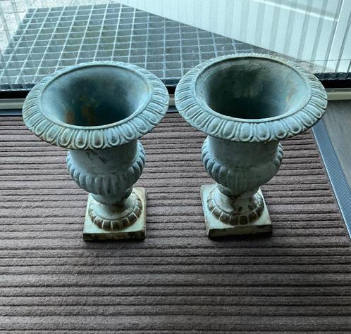 Twee gietijzeren vazen klein Frans brocante tuinvaas vaas, Tuin en Terras, Tuinvazen, Gebruikt, Ophalen of Verzenden