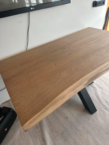 Houten eettafel met metalen onderstel beschikbaar voor biedingen