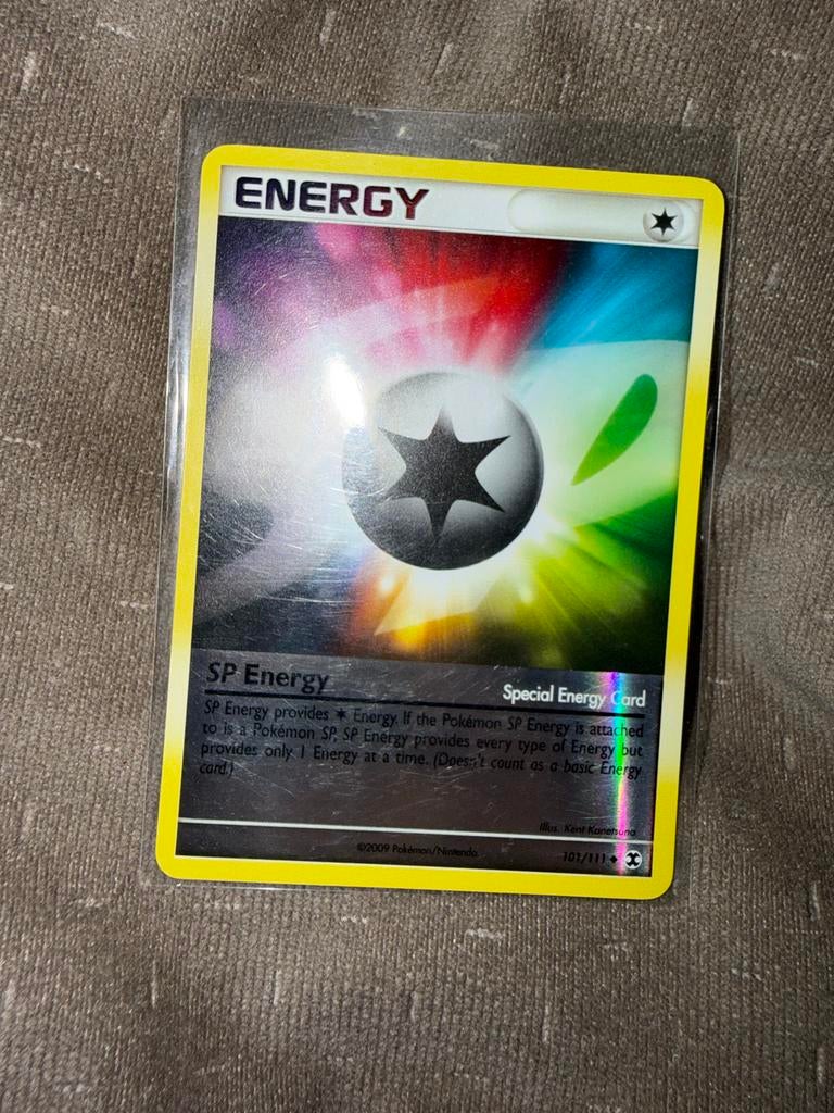 Pokémon SP Energy kaart - 101/111 REVERSE HOLO, Ophalen of Verzenden, Zo goed als nieuw, Losse kaart