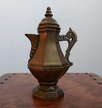 Nostalgische koperen schenkkan met deksel beschikbaar voor biedingen