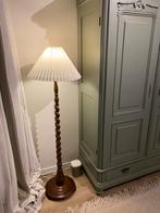 Sfeervolle houten vloerlamp met plissé lampenkap, Huis en Inrichting, Lampen | Vloerlampen, Ophalen, Zo goed als nieuw, 150 tot 200 cm