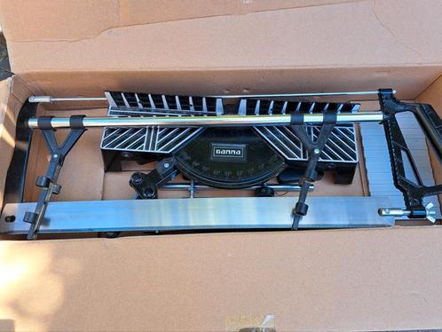 *** KOOPJE Gamma verstekzaag 55 cm, Doe-het-zelf en Verbouw, Gereedschap | Zaagmachines, Zo goed als nieuw, Afkortzaag, 1200 watt of meer