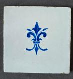 Oud Tegeltje met Fleur de Lys, Antiek en Kunst, Antiek | Wandborden en Tegels, Ophalen of Verzenden