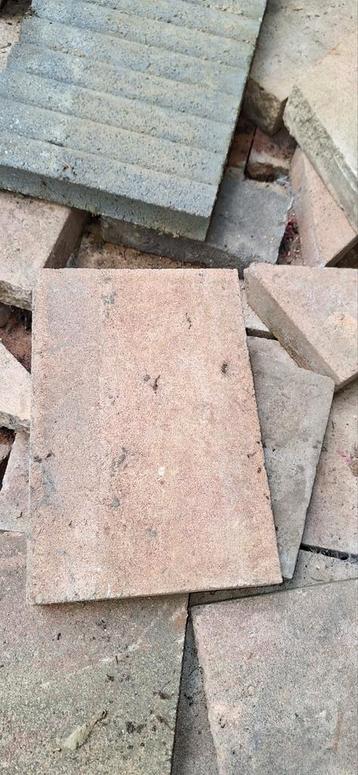 PARTIJ GRATIS TEGELS + KEIEN  beschikbaar voor biedingen