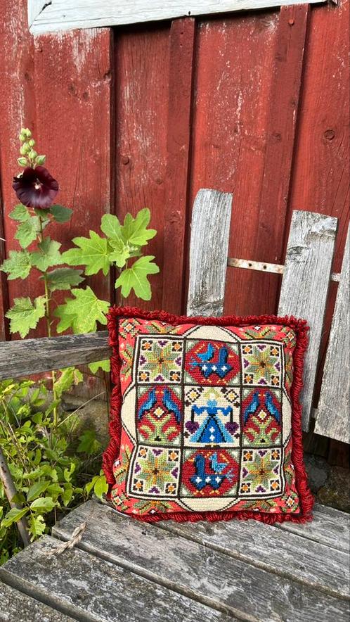 Zweedse vintage geborduurd kussen, Huis en Inrichting, Woonaccessoires | Kussens, Zo goed als nieuw, Vierkant, Ophalen of Verzenden