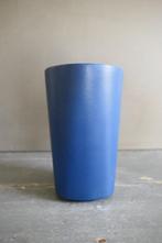 Vitra vase 1 vaas effen blauw keramiek, Aardewerk of Porselein, Zo goed als nieuw, Minder dan 50 cm, Verzenden