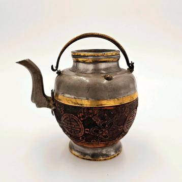 Antieke theepot van gesneden kokosnoot en tin uit China beschikbaar voor biedingen