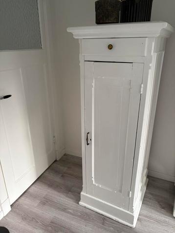 Brocante kast beschikbaar voor biedingen