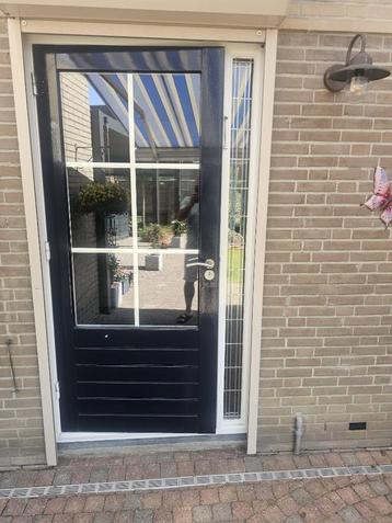 Hardhouten kozijn met deur en hor beschikbaar voor biedingen