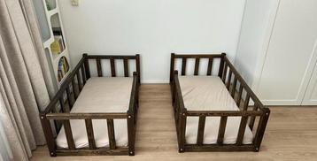 Mooie lage houten ledikant, in goede staat beschikbaar voor biedingen