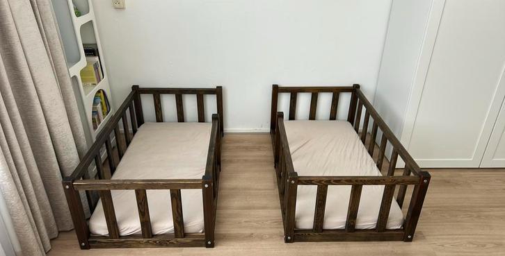 Mooie lage houten ledikant, in goede staat, Kinderen en Baby's, Babywiegjes en Ledikanten, Gebruikt, Ledikant, Ophalen